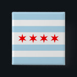 Flagge von Chicago, Illinois Pinback Button<br><div class="desc">Square Button mit Fahne der Stadt Chicago (größte Stadt in Illinois),  weiße und hellblau gestreifte Flagge mit vier roten Sternen</div>