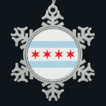 Flagge von Chicago, Illinois Schneeflocken Zinn-Ornament<br><div class="desc">Snowflak Ornament mit der Flagge der Stadt Chicago (größte Stadt in Illinois),  weiß und hellblau gestreifte Flagge mit vier roten Sternen</div>