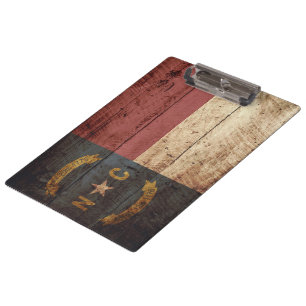 Flagge von North Carolina auf altem Holzmaserung Klemmbrett