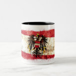 Flagge von Österreich Zweifarbige Tasse<br><div class="desc">Dieses Einzelteil hat die österreichische Flagge in einer beunruhigten Art, die in einem geringfügigen Winkel ist. Die Flagge wird in einem horizontalen Bar mit aufgelösten Rändern geerntet. Die Flagge hat zwei horizontale rote Stangen und und ein horizontales weißes Bar des Singles mit dem österreichischen Wappen in der Mitte und in...</div>