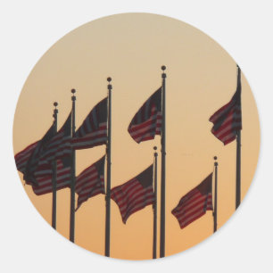 Flaggen bei Sonnenuntergang Amerikanisch Patriotis Runder Aufkleber