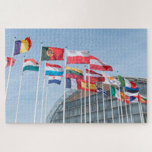 Flaggen der europäischen Nationen wehen außerhalb Puzzle