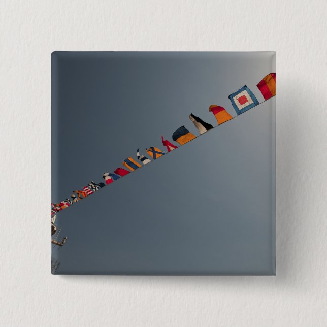 Flaggen fliegen über das Deck der USS Iwo Jima Button (Vorderseite)