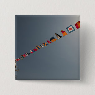 Flaggen fliegen über das Deck der USS Iwo Jima Button