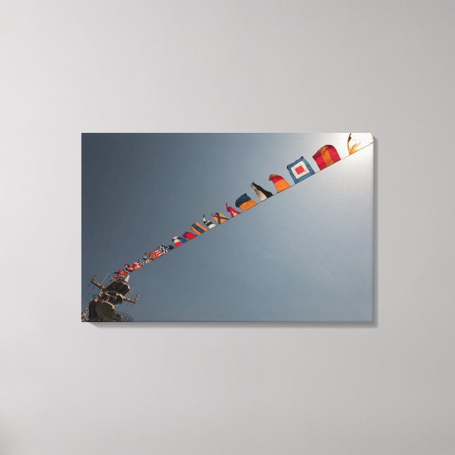 Flaggen fliegen über das Deck der USS Iwo Jima Leinwanddruck (Vorderseite)