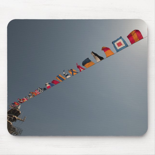 Flaggen fliegen über das Deck der USS Iwo Jima Mousepad (Vorne)