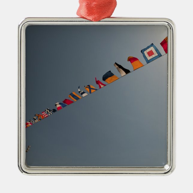 Flaggen fliegen über das Deck der USS Iwo Jima Ornament Aus Metall (Vorne)