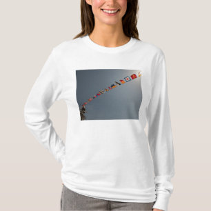 Flaggen fliegen über das Deck der USS Iwo Jima T-Shirt