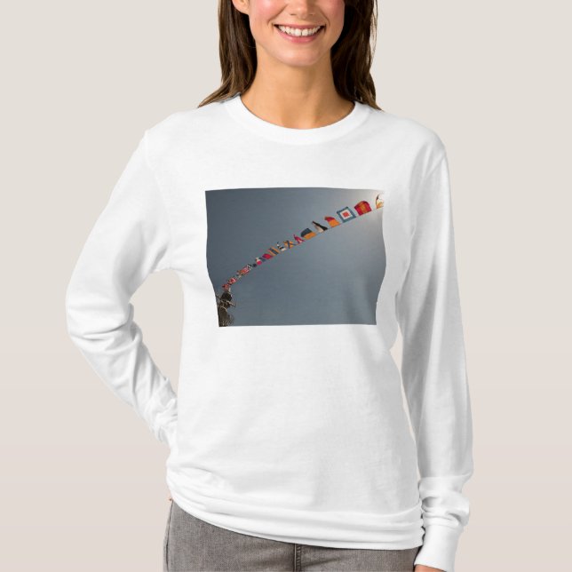 Flaggen fliegen über das Deck der USS Iwo Jima T-Shirt (Vorderseite)