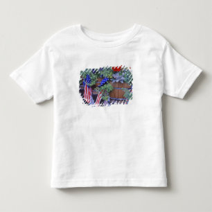 Flaggen und Blumen in Philipsburg Montana Kleinkind T-shirt