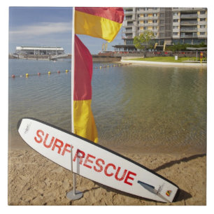 Flaggen und Surf-Rettungsboard Fliese