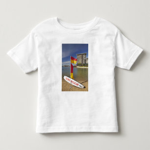 Flaggen und Surf-Rettungsboard Kleinkind T-shirt