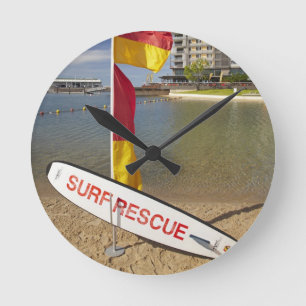 Flaggen und Surfbrett Runde Wanduhr