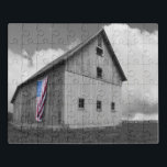 Flaggen unserer Bauern - Stall mit amerikanischer  Puzzle<br><div class="desc">Flaggen unserer Bauern XVI von James McLoughlin. Schwarz-Weiß-Foto einer Scheune mit amerikanischer Flagge.</div>