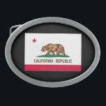 Flaggenentwurf des kalifornischen Staates Ovale Gürtelschnalle<br><div class="desc">Hier ist ein California State Flag Design präsentiert auf einer Vielzahl von beliebten Produkten. Eine tolle Geschenkidee für jeden Anlaß und alle, die einen Besuch abstatten. Hier finden Sie eine Auswahl von Sonderdesigns der Kalifornischen Republik, die für bestickte lässige Geräte und Geschenkideen für jeden zugänglich sind. Verwenden Sie den Link...</div>