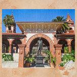 Flagler Uni St. Augustine Florida Henry Flagler Puzzle<br><div class="desc">Das Foto dieses wunderschönen Puzzles zeigt die atemberaubende spanische Renaissance-Architektur der Flagler-Uni im historischen Augustiner Florida. Diese private, liberale Kunstinstitution wurde 1968 gegründet und befindet sich in einem einst von Henry Flaglers opulentesten Hotel der Gilded Age, dem Hotel Ponce de Leon. Der Eingang umfasst eine Bronzestatue von Henry Morrison Flagler,...</div>