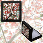 Flamboyant Royal Poinciana Tree Keepake Erinnerungskiste<br><div class="desc">Der Flamboyant-,  Royal Poinciana- oder Flammenbaum mit seinen tropischen orangefarbenen und roten Blume,  die zu einem blauen Himmel und weißen Wolken reichen,  ist die Inspiration für diese einzigartige und aufwändige Holzhütte. Dieses Bild ist eine originelle botanische Fotografie von JLW_FOTOGRAFIE</div>
