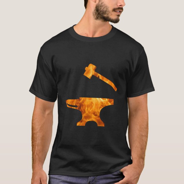 Flaming Anvil Hammer Blacksmith Metalworking T-Shirt (Vorderseite)