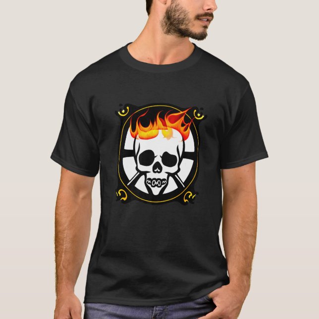 Flaming Skull Pirate Emblem Circulus Schwarz-weiß  T-Shirt (Vorderseite)