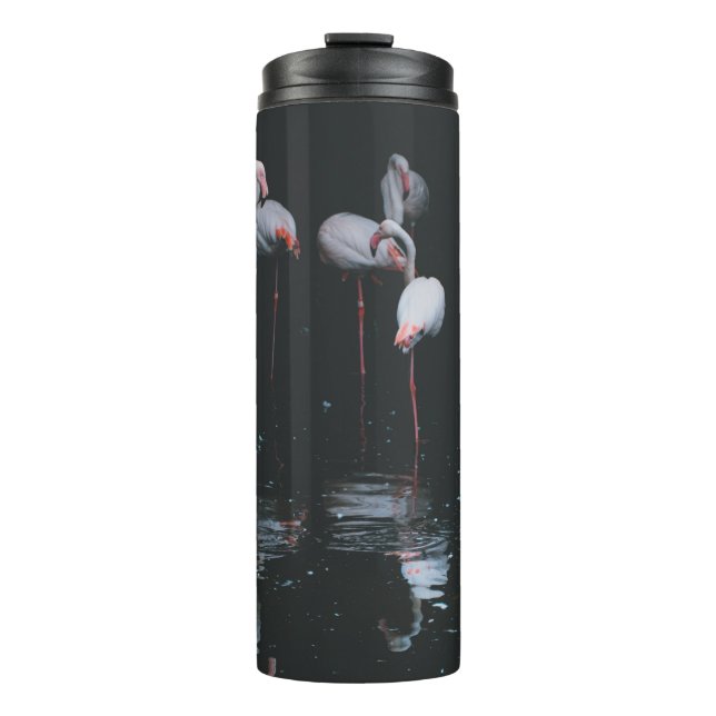 FLAMINGO AUF DUNKELHINTERGRUND THERMOSBECHER (Vorderseite)