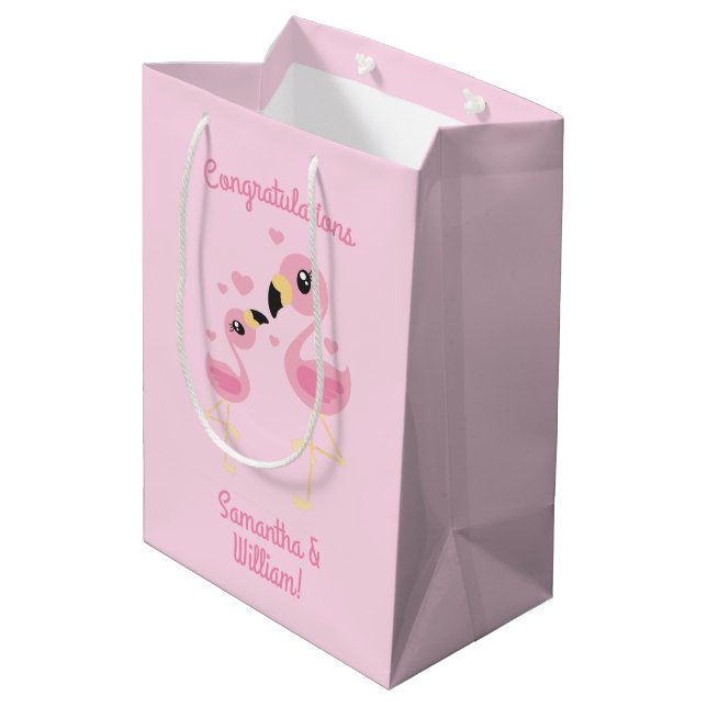 Flamingo Baby Dusche Niedlich tropische Mittlere Geschenktüte (Rückseite Schrägansicht)