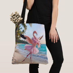 Flamingo-Ballerina in einem rosa Tutu am Strand