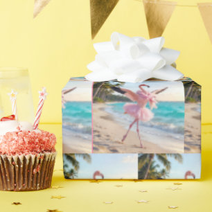 Flamingo-Ballerina in einem rosa Tutu am Strand Geschenkpapier
