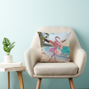 Flamingo-Ballerina in einem rosa Tutu am Strand Kissen