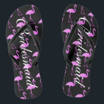 Flamingo Beach Hochzeit Flip Flops für Brautmädche<br><div class="desc">Elegante rosa Flamingo Hochzeit Flip Flops für Brautmädchen. Benutzerdefinierte Hintergrund- und Bandfarbe und personalisiert mit Namen oder Monogramm-Initialen. Moderne Schwarz und Rosa Sandalen mit stylischer Schriftzeichen-Typografie. Niedliches Gastgeschenk zum Thema Hochzeit, Hochzeit, Brautparty, Verlobung, Jubiläum, Grillen, Bachelorette, Bachelor, Mädchenwochenende usw. Machen Sie Ihr eigenes klassisches Flipflops-Set für Braut und Bräutigam, Brautmädchen,...</div>