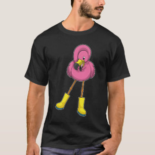 Flamingo beim Regen mit Gummistiefeln T-Shirt