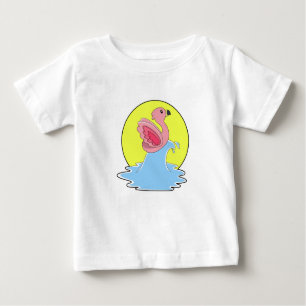 Flamingo beim Surfen im Wasser Baby T-shirt