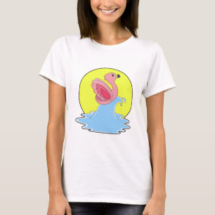 Flamingo beim Surfen im Wasser T-Shirt