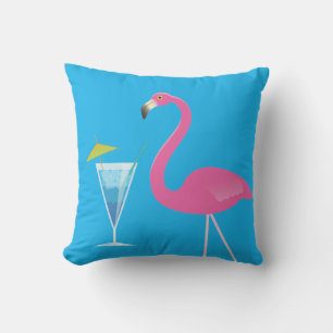 Flamingo & Cocktail auf blauem Kissen im Freien