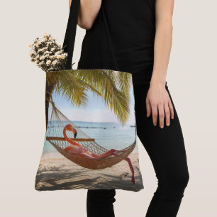 Flamingo, der in einer tropischen Strand-Hängematt