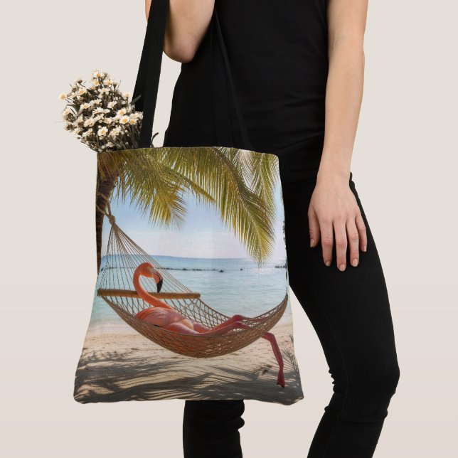 Flamingo, der in einer tropischen Strand-Hängematt (Von Nahem)