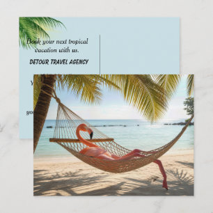 Flamingo, der in einer tropischen Strand-Hängematt Postkarte