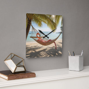 Flamingo, der in einer tropischen Strand-Hängematt Quadratische Wanduhr