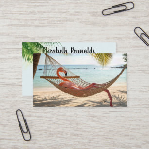Flamingo, der in einer tropischen Strand-Hängematt Visitenkarte