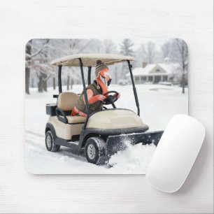 Flamingo fährt Golfwagen mit Schneepflug Mousepad