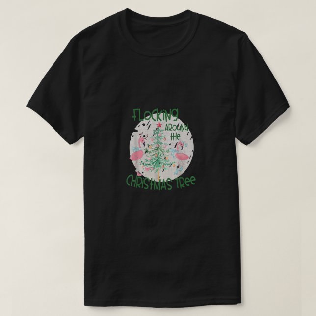 Flamingo fickt um die weihnachtlichen Baumleuchten T-Shirt (Design vorne)