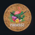 Flamingo Floral Paradise Runde Wanduhr<br><div class="desc">Ein rosa Flamingo,  tropische Blume und Blätter auf geflochtenen Korbmustern und das Wort PARADISE bildet eine stilvolle sommerliche Wanduhr. PASSENDE Artikel in unserem Geschäft.</div>