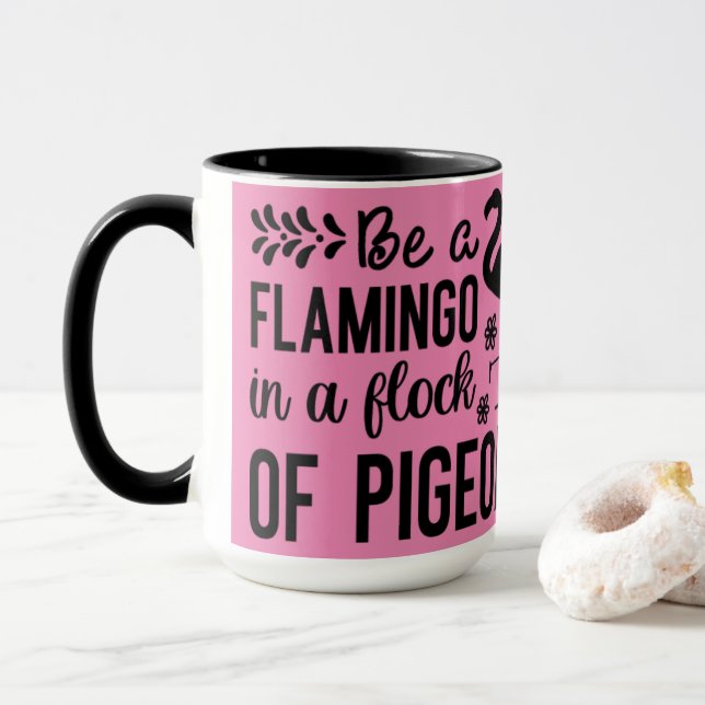 Flamingo in Flock der Tauben Tasse (Mit Donut)