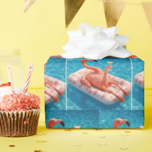 Flamingo mit einem Cocktail im Schwimmbad Geschenkpapier