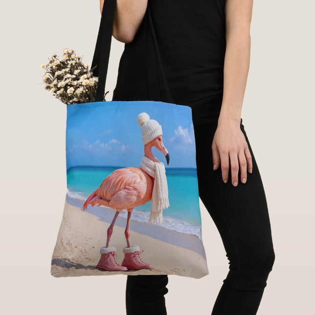 Flamingo mit Winter-Schal und Hut (Von Nahem)