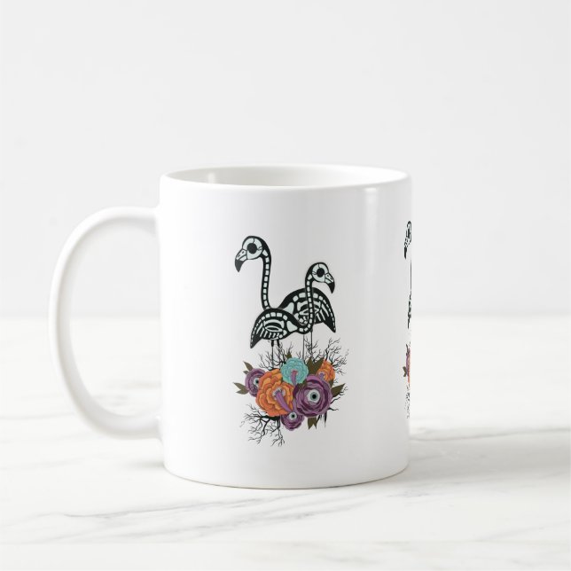 Flamingo-Skelett mit Halloween-Blumen Kaffeetasse (Links)
