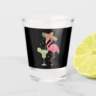 Flamingo trinkt Margarita Lustiger mexikanischer P Schnapsglas