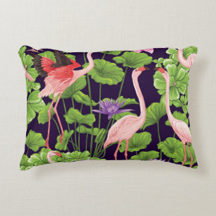 Flamingo, tropische Pflanze, schwarzer Hintergrund Dekokissen