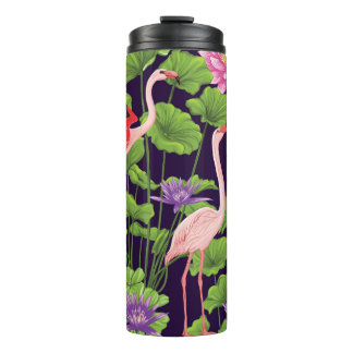 Flamingo, tropische Pflanze, schwarzer Hintergrund Thermosbecher