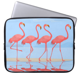 Flamingo-Vogel, der im Sommer am Strand spazieren Laptopschutzhülle
