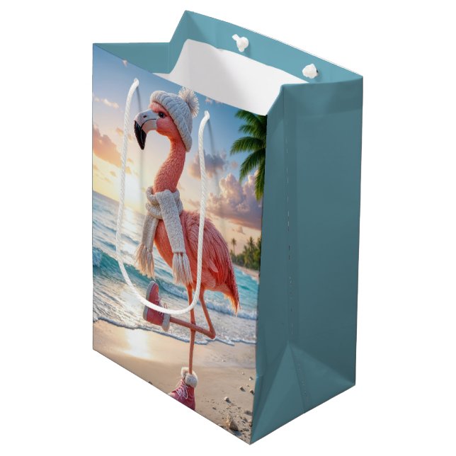 Flamingo Wearing Scarf and Pink Boots Mittlere Geschenktüte (Vorderseite Schrägansicht)